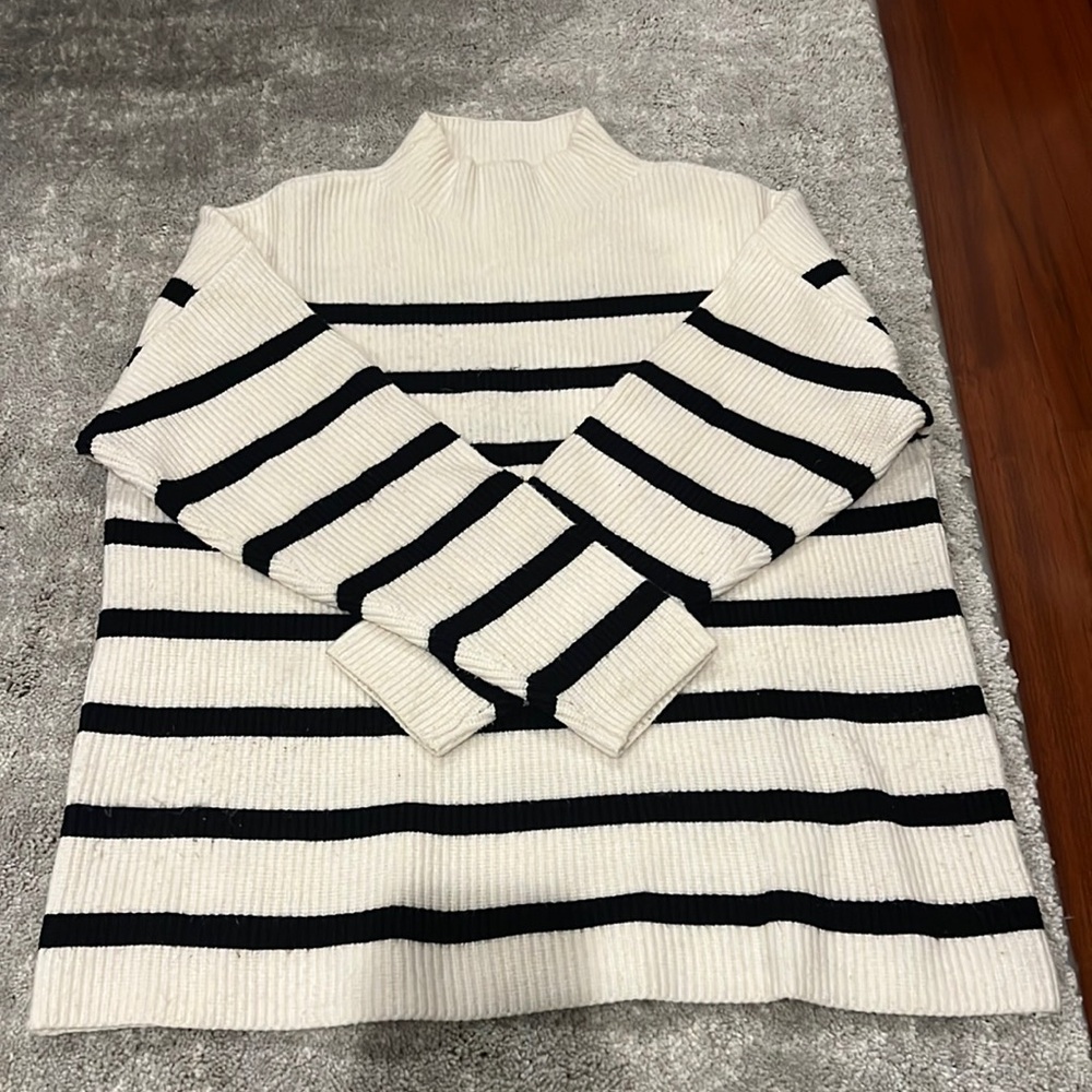 BARELY WORN SUPER SOFT MOCK TURTLENECK